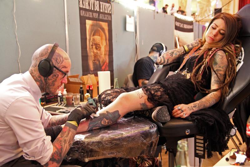 Ein Tattoo Girl mit vielen Inks